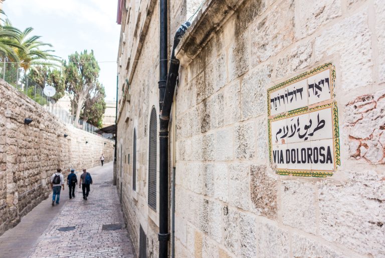 Trecho da Via Dolorosa em Jerusalém