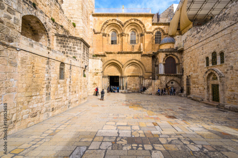entrada da Igreja do Santo Sepulcro no setor cristão da cidade velha de Jerusalém, cidade sagrada do cristianismo.