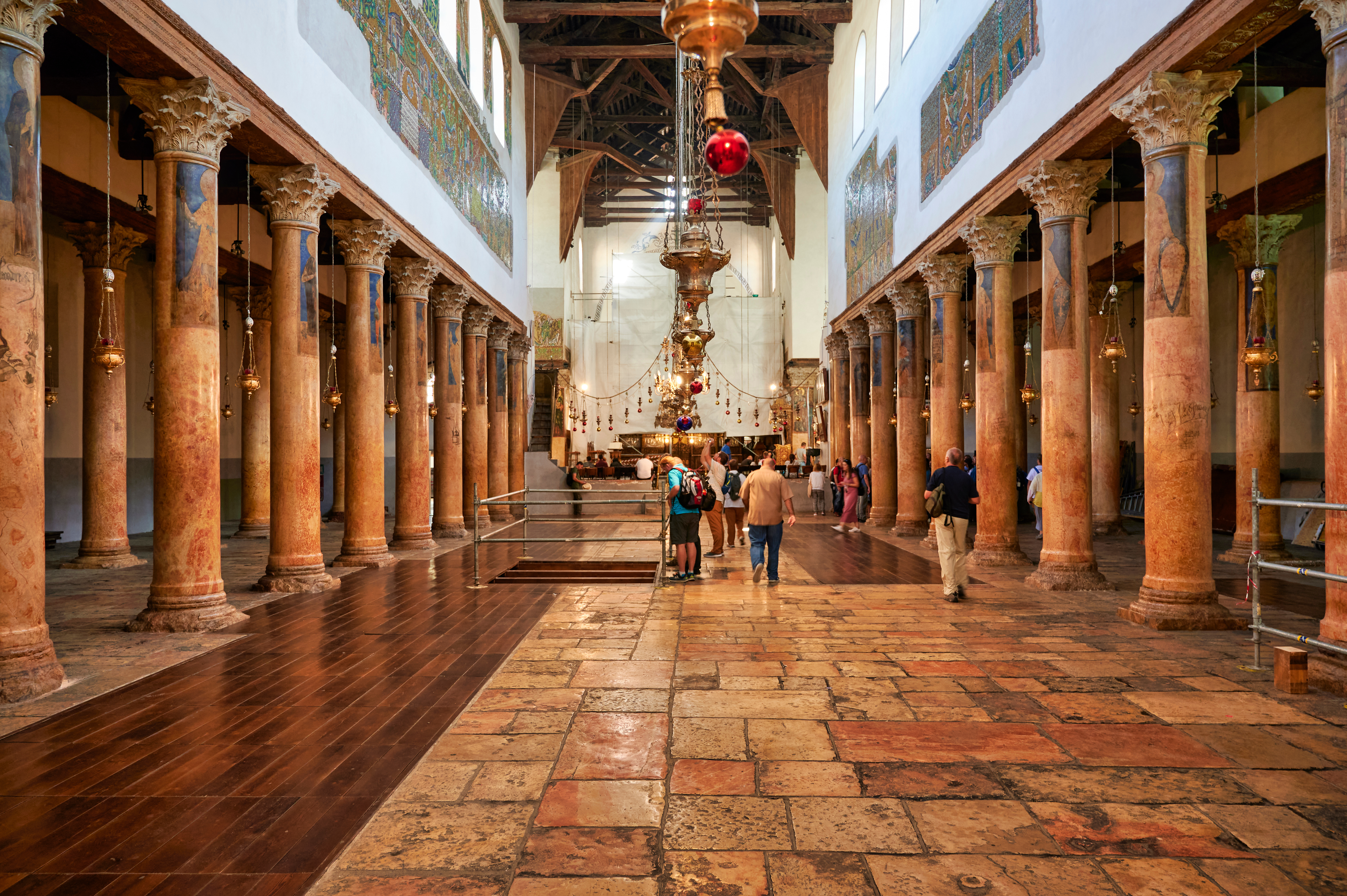 interior da Basílica da Natividade em Belém onde fica a gruta do presépio original