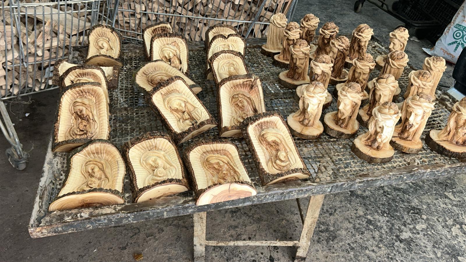 artefatos em madeira de oliveira sendo produzidos em Belém