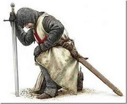 Cavaleiro Templário rezando