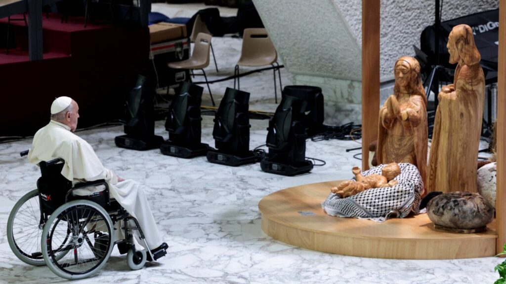 Papa Francisco contemplando um presépio em madeira de oliveira feito em Belém